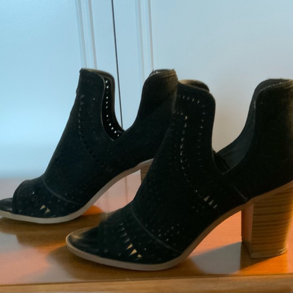 Fergalicious Women Laser Cut Peep Toe Shoe - Picture 3 of 4